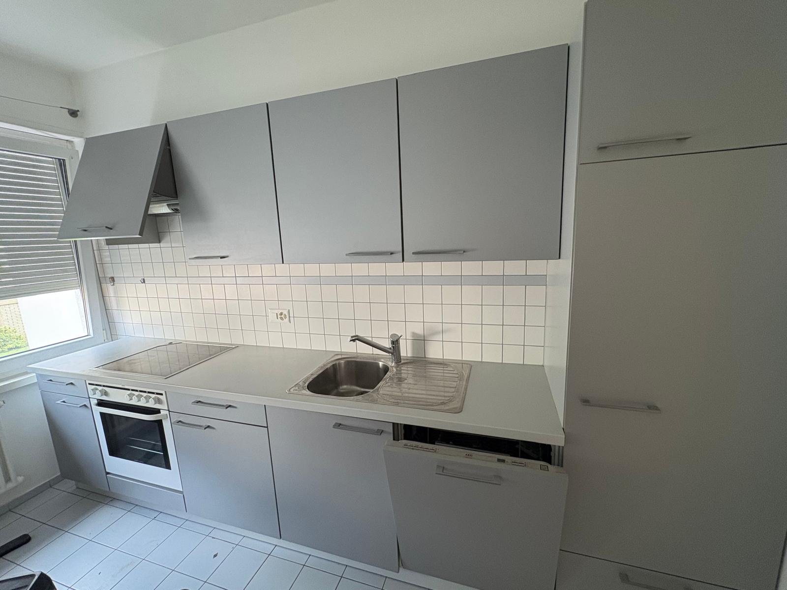 Fitted kitchen with oven, induction hob and dishwasher at Via del Tiglio 17